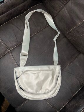 Minimalist Cream Crossbody Belt Bag - Versatile Everyday Carry